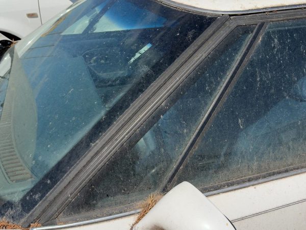 92-99 Eighty Eight Driver Left Front Vent Window Small Door Glass With Frame Oem — photo 2