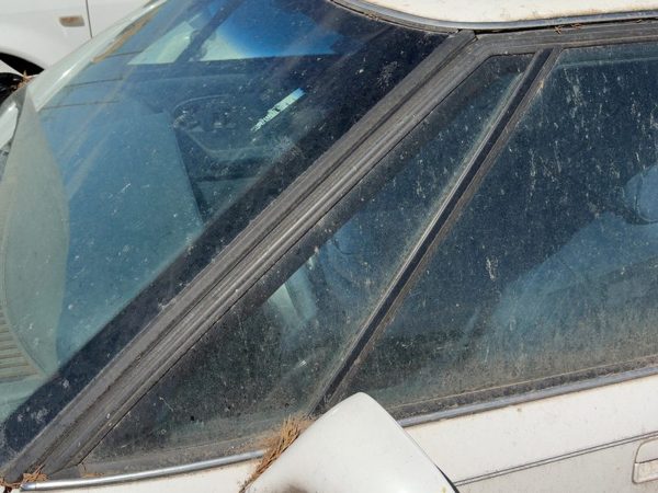92-99 Eighty Eight Driver Left Front Vent Window Small Door Glass With Frame Oem — photo 3