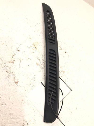 96-04 Nissan Pathfinder Driver Left Rear Quarter Glass Trim Window Moulding Only