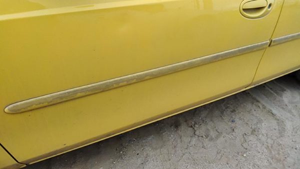 2000-2005 Dodge Neon Driver Left Front Moulding From Door Oem Trim Strip Yellow — photo 1
