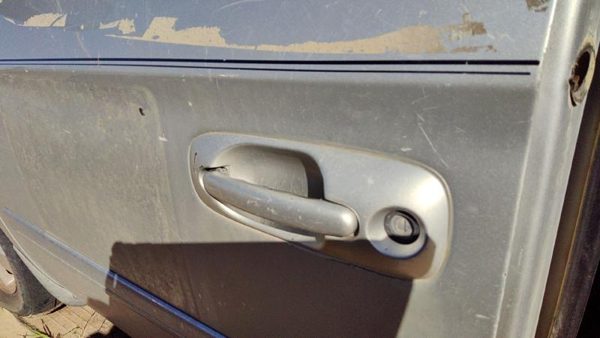 01-07 Caravan Driver Left Front Outside Door Handle Ps2 Bright Silver Metallic — photo 3