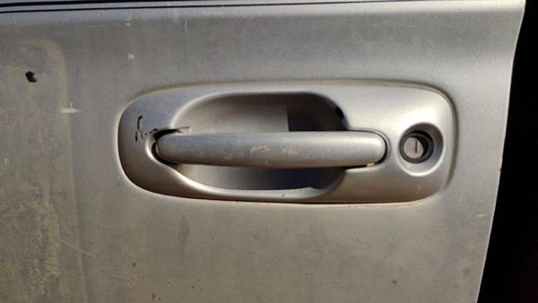 01-07 Caravan Driver Left Front Outside Door Handle Ps2 Bright Silver Metallic — photo 1