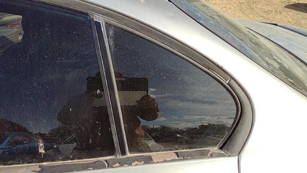 00-05 Pontiac Bonneville Driver Left Rear Vent Window Back Door Glass With Frame — photo 2