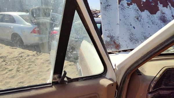 80-90 Ford F150 Driver Left Front Vent Window Small Door Glass With Frame Oem — photo 5