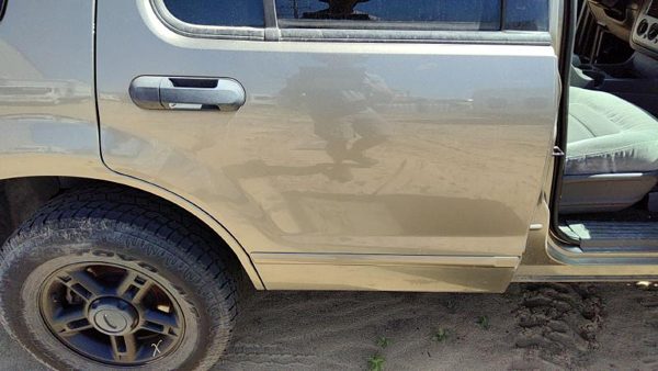 2005 Ford Explorer Rear Door RH Gold Tk — photo 2