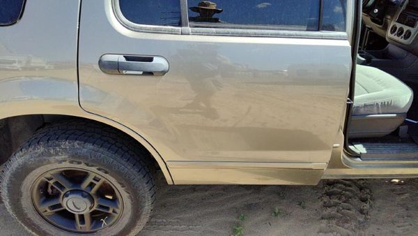 2005 Ford Explorer Rear Door RH Gold Tk — photo 3