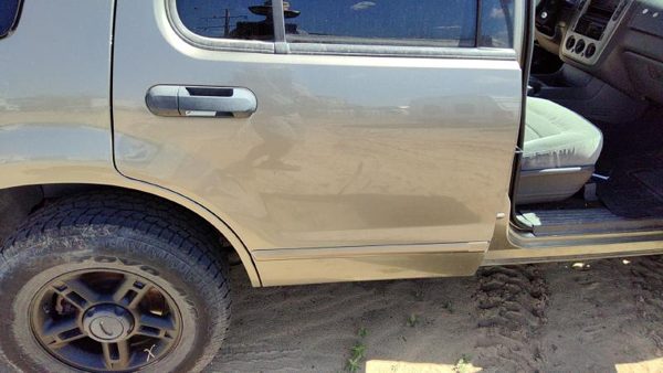 2005 Ford Explorer Rear Door RH Gold Tk — photo 4