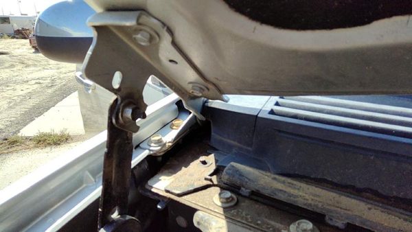 2010 Chevy Tahoe Hood Hinge RH Silver U726S With Spring — photo 1