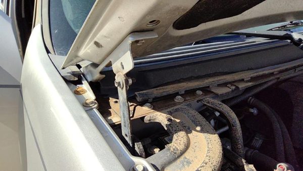 2010 Chevy Tahoe Hood Hinge RH Silver U726S With Spring — photo 3