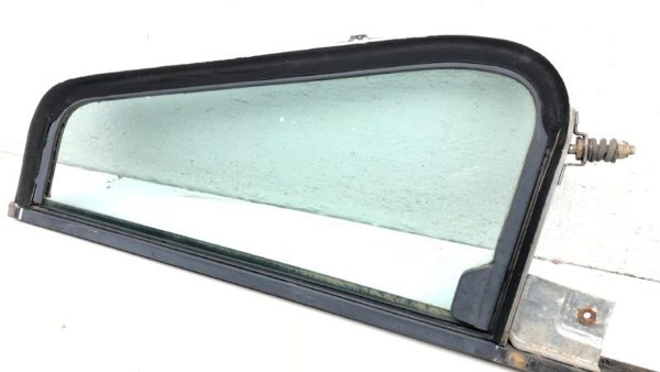 1979-1989 International S Series S1600-s2600 Right Door Vent Window With Frame — photo 3