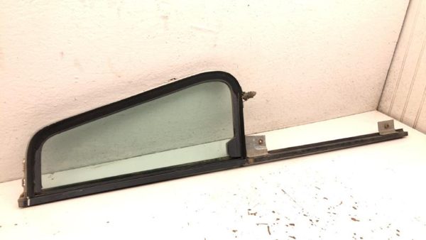 1979-1989 International S Series S1600-s2600 Right Door Vent Window With Frame — photo 1