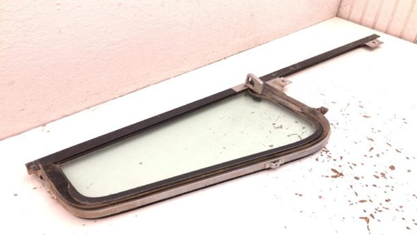 1979-1989 International S Series S1600-s2600 Right Door Vent Window With Frame — photo 5