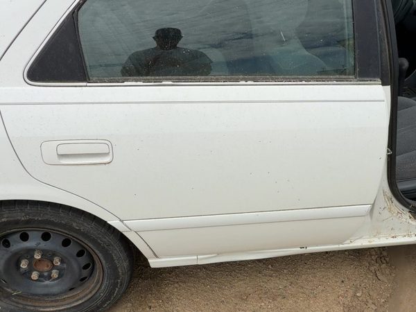 2000 Toyota Camry Rear Door RH White 040 — photo 3