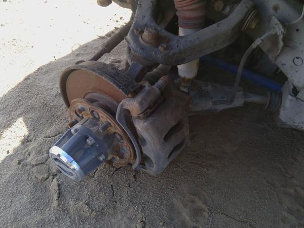 93-95 Pathfinder Driver Left Front Spindle Steering Knuckle With Wheel Hub 4X4 — photo 4