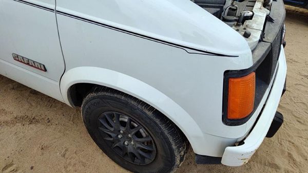 1985-1994 Gmc Safari Passenger Right Front Fender Oem White 15699458 — photo 3