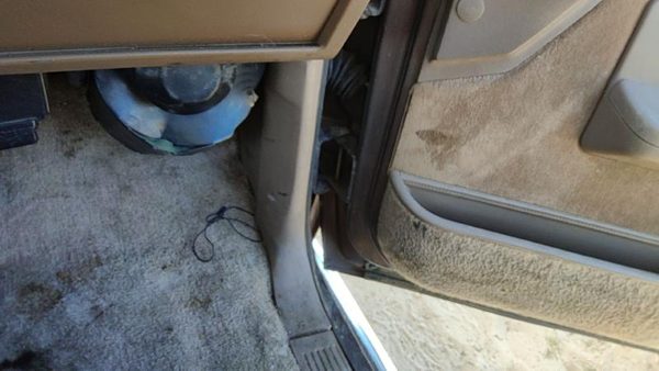 1988-1994 Chevy Suburban Passenger Right Lower Kick Trim Panel Oem Tan — photo 1