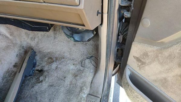 1988-1994 Chevy Suburban Passenger Right Lower Kick Trim Panel Oem Tan — photo 3