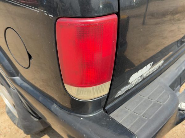 1995-2005 Chevy S10 Blazer Driver Left Tail Light Brake Lamp Oem Rear 19179358 — photo 1