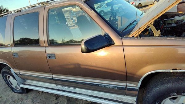 1994 Suburban 1500 Front Door RH Brown — photo 1