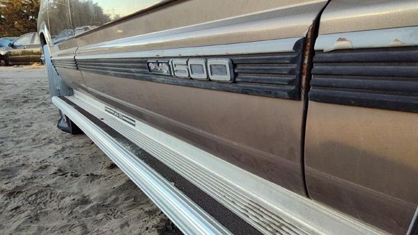 1994 Suburban 1500 Front Door RH Brown — photo 7