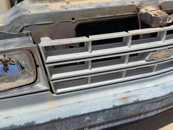 1982-1990 Chevy S10 Pickup Front Grille Assembly Oem Red 15638425 — photo 4