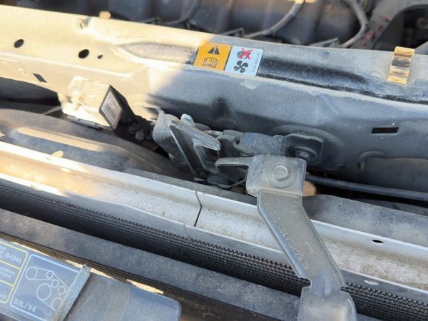2008 Mercury Mariner Hood Latch Assembly With Bracket Oem 8L8Z16138A — photo 4