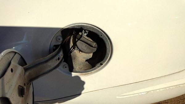 2005-2009 Buick Lacrosse Fuel Filler Neck Assembly With Gas Cap Oem 10323502 — photo 3