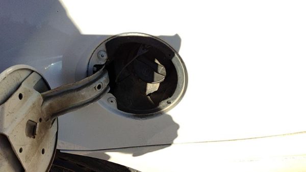 2005-2009 Buick Lacrosse Fuel Filler Neck Assembly With Gas Cap Oem 10323502 — photo 2