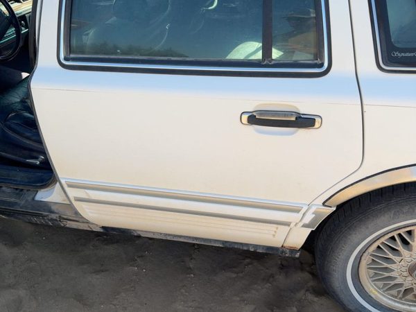 1994 Lincoln Town Car Rear Door LH White Wt — photo 1