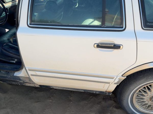 1994 Lincoln Town Car Rear Door LH White Wt — photo 2