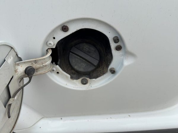 1998-2000 Chevy S10 Blazer Fuel Filler Neck Assembly With Gas Cap Oem 15026401 — photo 3