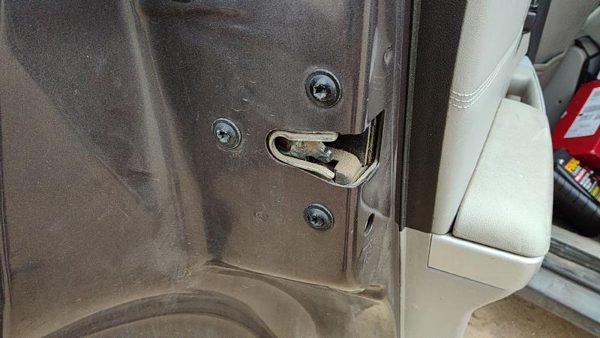 2005-2008 Chevy Equinox Driver Left Rear Door Latch With Rods/Cables Oem Back — photo 3