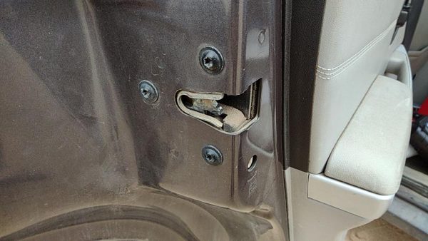 2005-2008 Chevy Equinox Driver Left Rear Door Latch With Rods/Cables Oem Back — photo 2