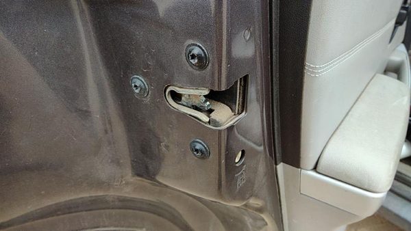 2005-2008 Chevy Equinox Driver Left Rear Door Latch With Rods/Cables Oem Back — photo 1
