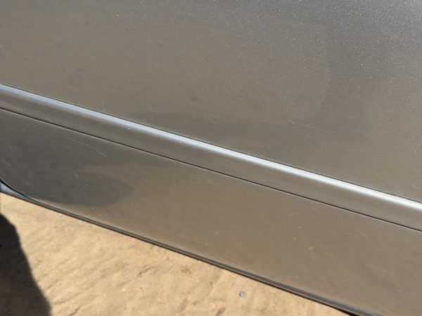 2005 Cadillac Deville Rear Door Moulding LH Platinum 67U — photo 4