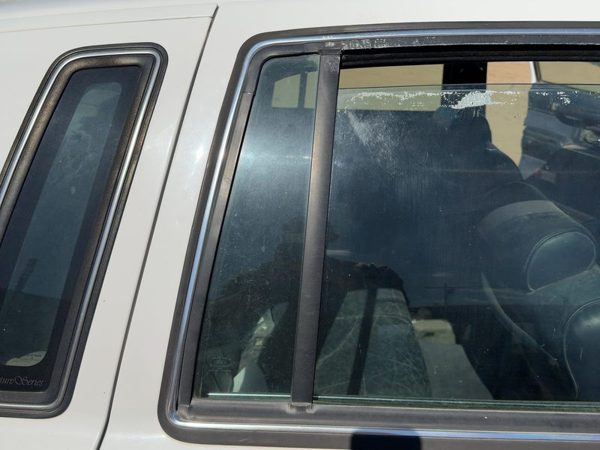90-94 Town Car Passenger Right Rear Vent Window Back Door Glass With Frame Oem — photo 1