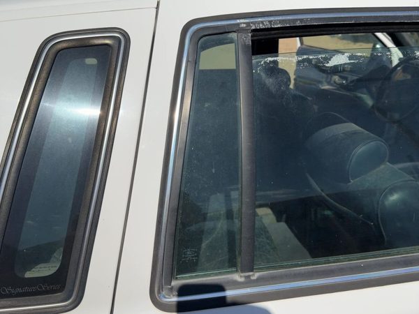 90-94 Town Car Passenger Right Rear Vent Window Back Door Glass With Frame Oem — photo 3