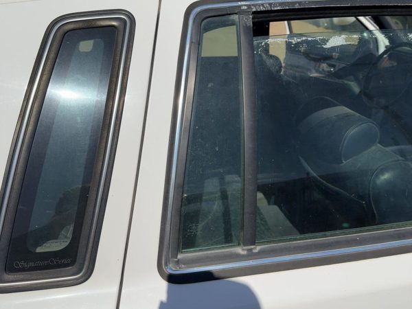90-94 Town Car Passenger Right Rear Vent Window Back Door Glass With Frame Oem — photo 2