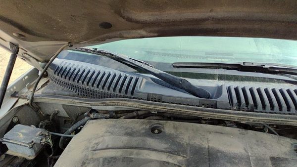 2003-2005 Lincoln Aviator Windshield Wiper Cowl Vent Trim Panel Oem Cover — photo 2