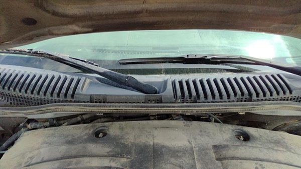 2003-2005 Lincoln Aviator Windshield Wiper Cowl Vent Trim Panel Oem Cover — photo 3