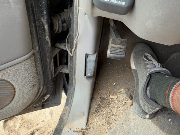 1995-2000 Chevy Silverado 1500 Driver Left Lower Kick Trim Panel Oem Gray — photo 2