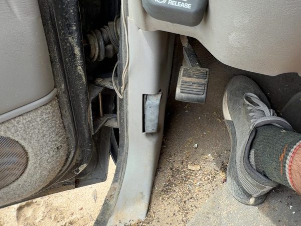 1995-2000 Chevy Silverado 1500 Driver Left Lower Kick Trim Panel Oem Gray — photo 1