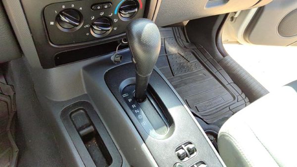 2005 Jeep Liberty Floor Shifter Lever Assembly Shift Unit Automatic Transmission — photo 3