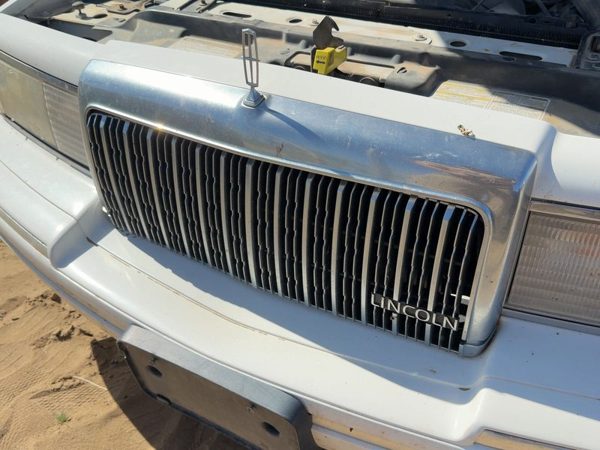 1994 Lincoln Town Car Grille White Wt — photo 3