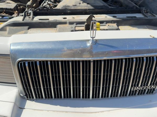 1994 Lincoln Town Car Grille White Wt — photo 4