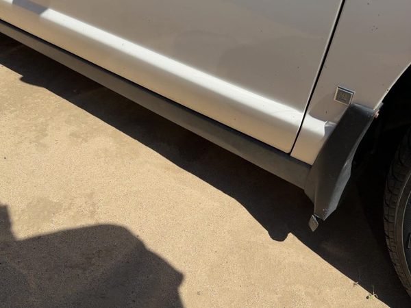 00-07 Monte Carlo Passenger Right Lower Rocker Panel Moulding — photo 2