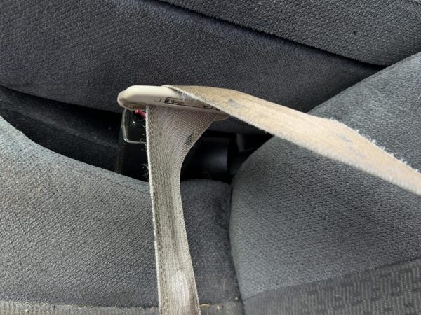 06-16 Impala Driver Left Front Seat Belt Buckle Receiver Bucket Bench Ebony 19C — photo 4