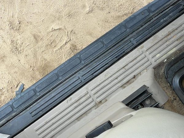 01-07 Chevy Suburban Driver Left Lower Sill Step Moulding Trim Panel Oem Tan 52I — photo 3