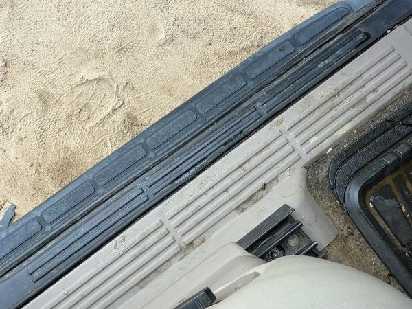 01-07 Chevy Suburban Driver Left Lower Sill Step Moulding Trim Panel Oem Tan 52I — photo 2
