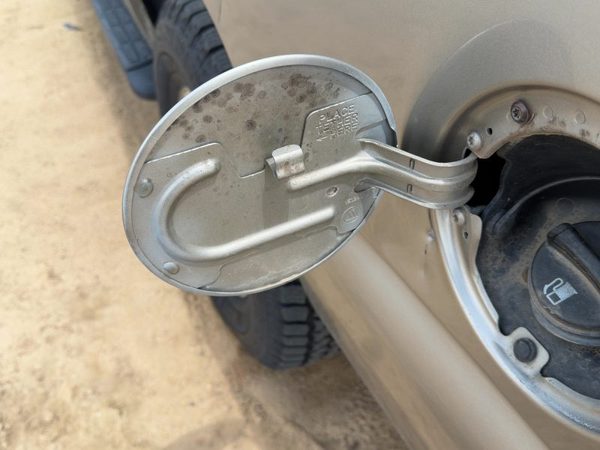 2000-2006 Chevy Suburban Fuel Tank Door With Hinge Gas Lid Oem Filler Pewter 11U — photo 2